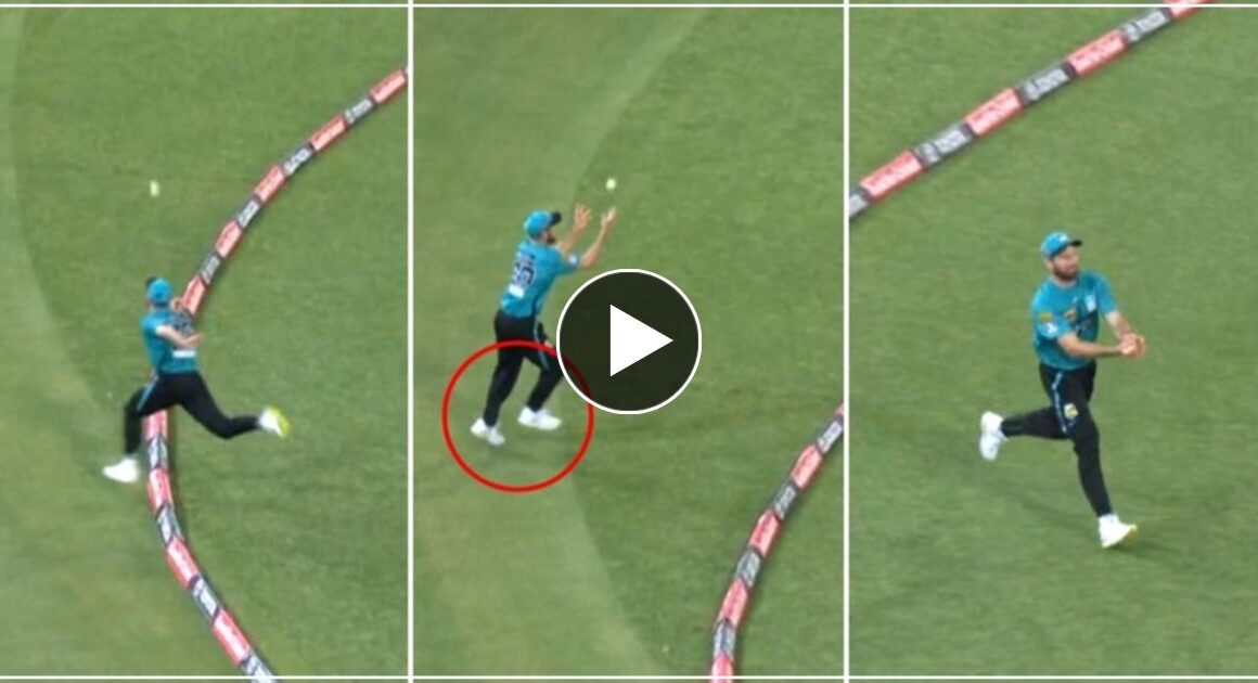 गेंद बॉउंड्री के बाहर फिर भी मिला विकेट, इतिहास में हुआ ऐसा पहली बार कारनामा – वीडियो